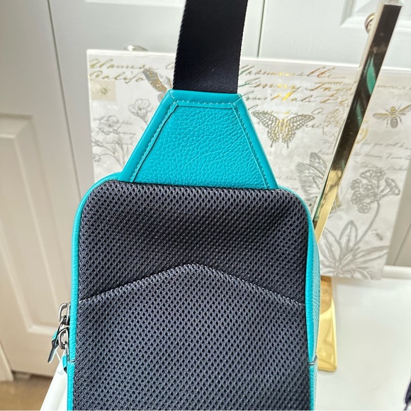 Coach Sullivan Sling Pack In Bright Turquoise Leather Style CP207 - Picture 6 of 16